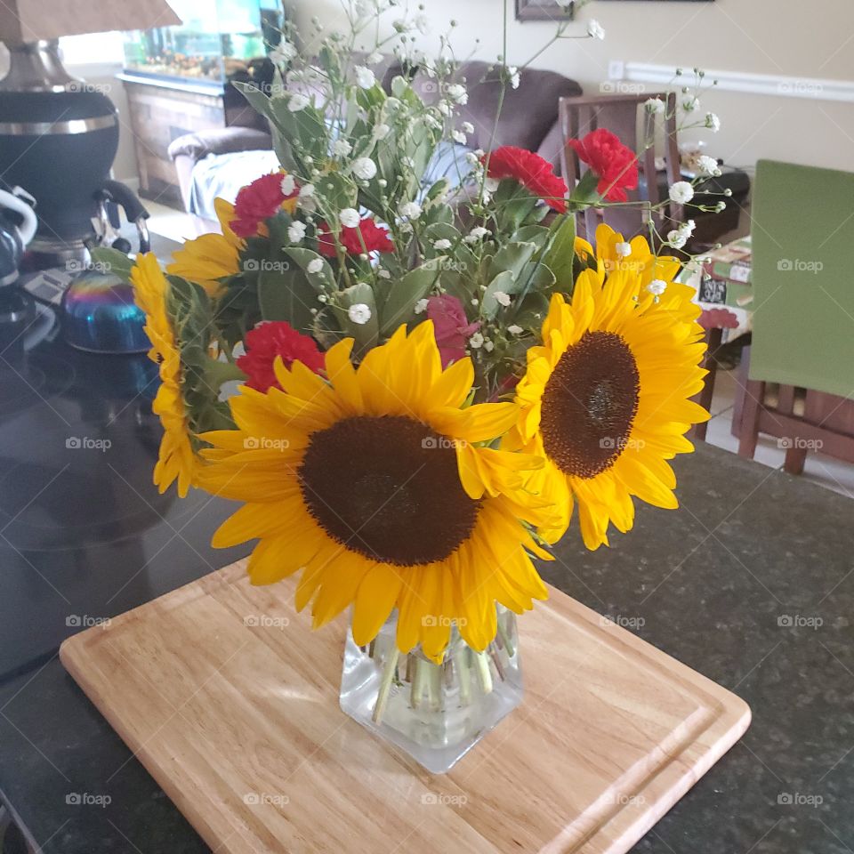 beautiful rose an sunflower bouquets