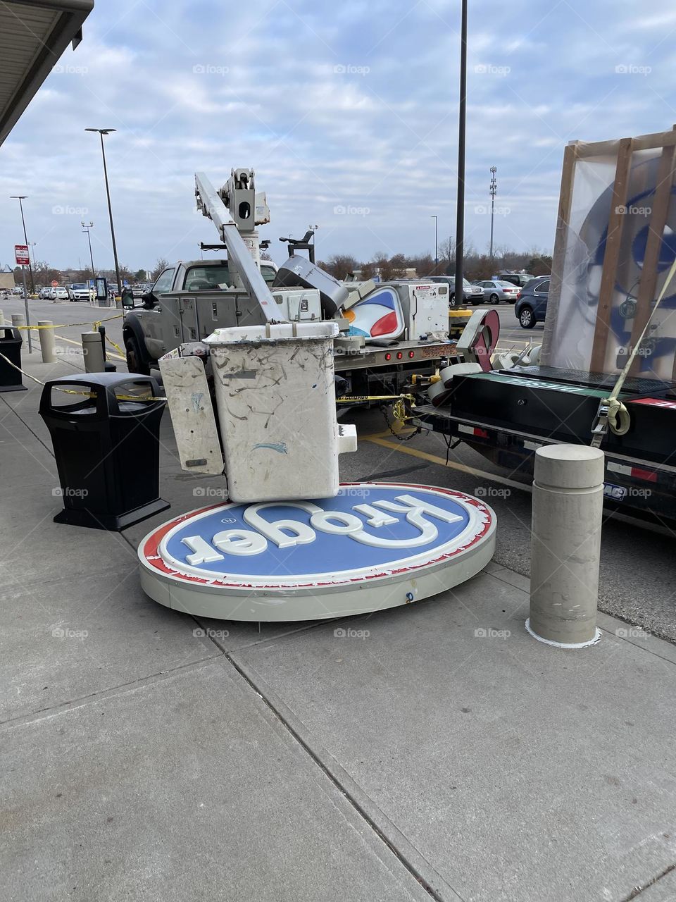 Sign company replaces Kroger neon sign outside store, replacing store signs, new Kroger sign gets delivered 