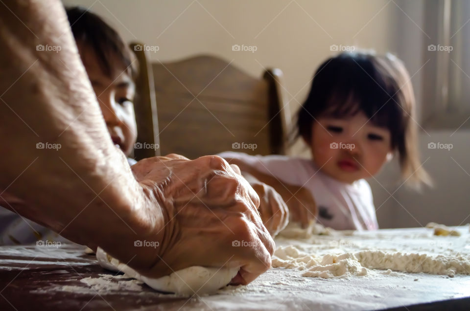 Preparing natural leaven bread with the family.