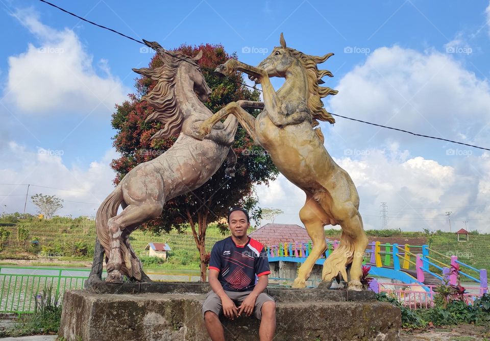 Welcome to Foap: Setting between two horses