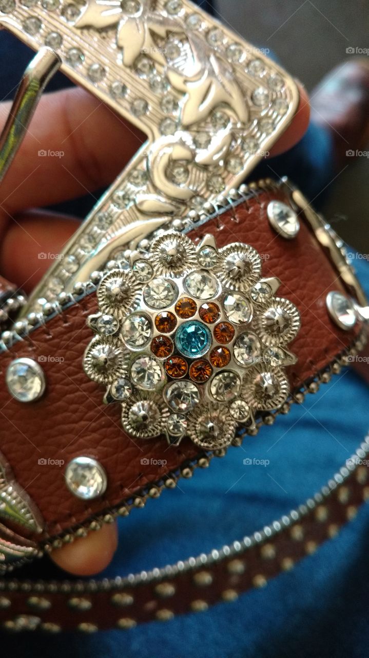 Cinto country feminino, couro, missangas, strass e pedrarias transparentes coloridas.