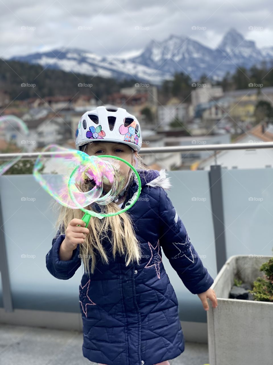 soap bubbles, the girl blows big soap bubbles