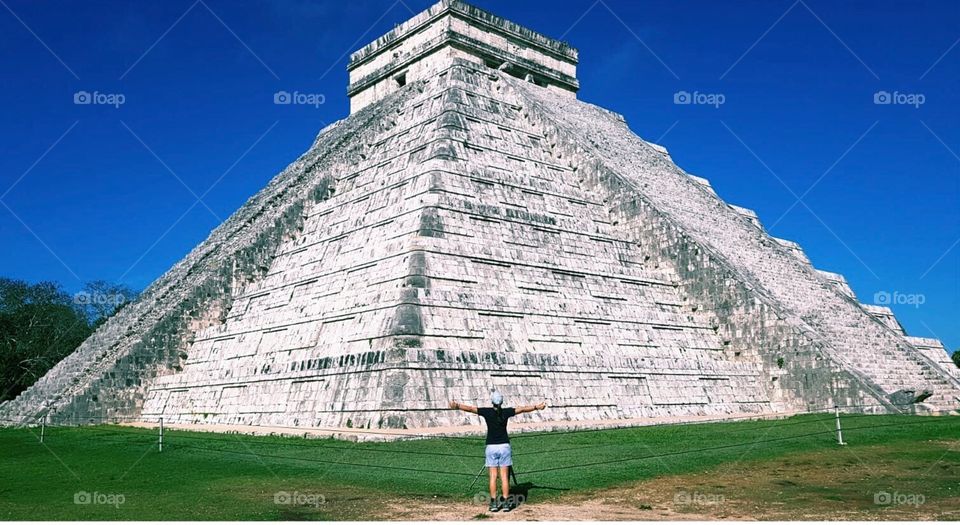 El Castillo or Temple of Kukulcan in Chichèn Itza. One of the seven wonders of the modern world. Chichèn Itza is considered one of the largest Maya cities. 