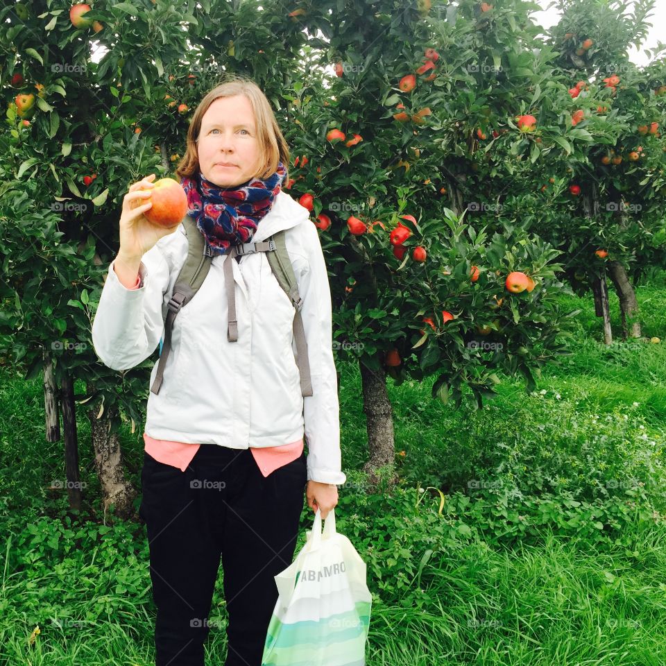 Woman holding apple in hand