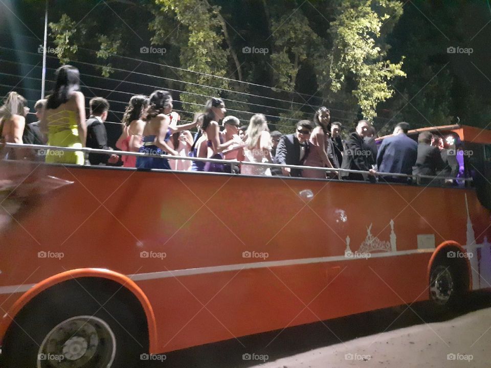 gente en colectivo de festejo