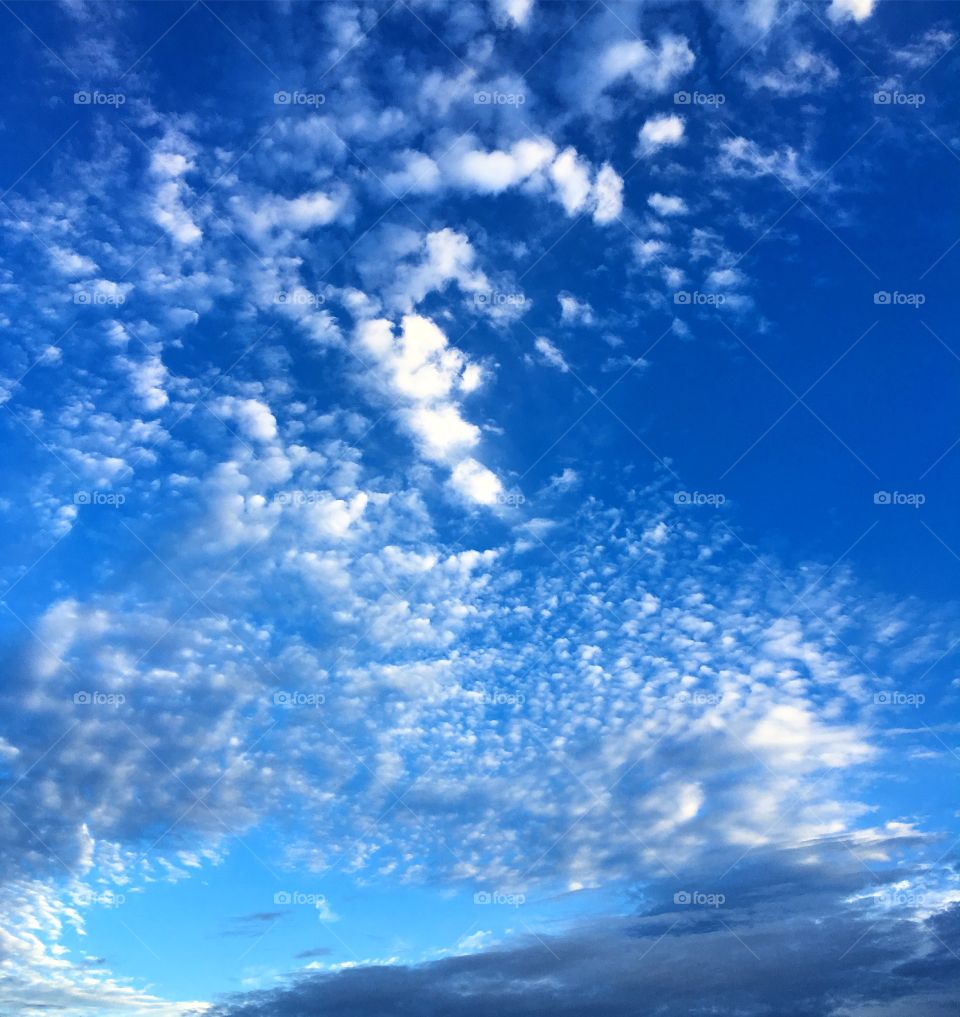 07h00 com #céu azul e infinito!
Há de ser uma boa 6a feira.
☁️ 
#nuvens 
#amanhecer
#morning
#sky
#natureza
#paisagem
#fotografia