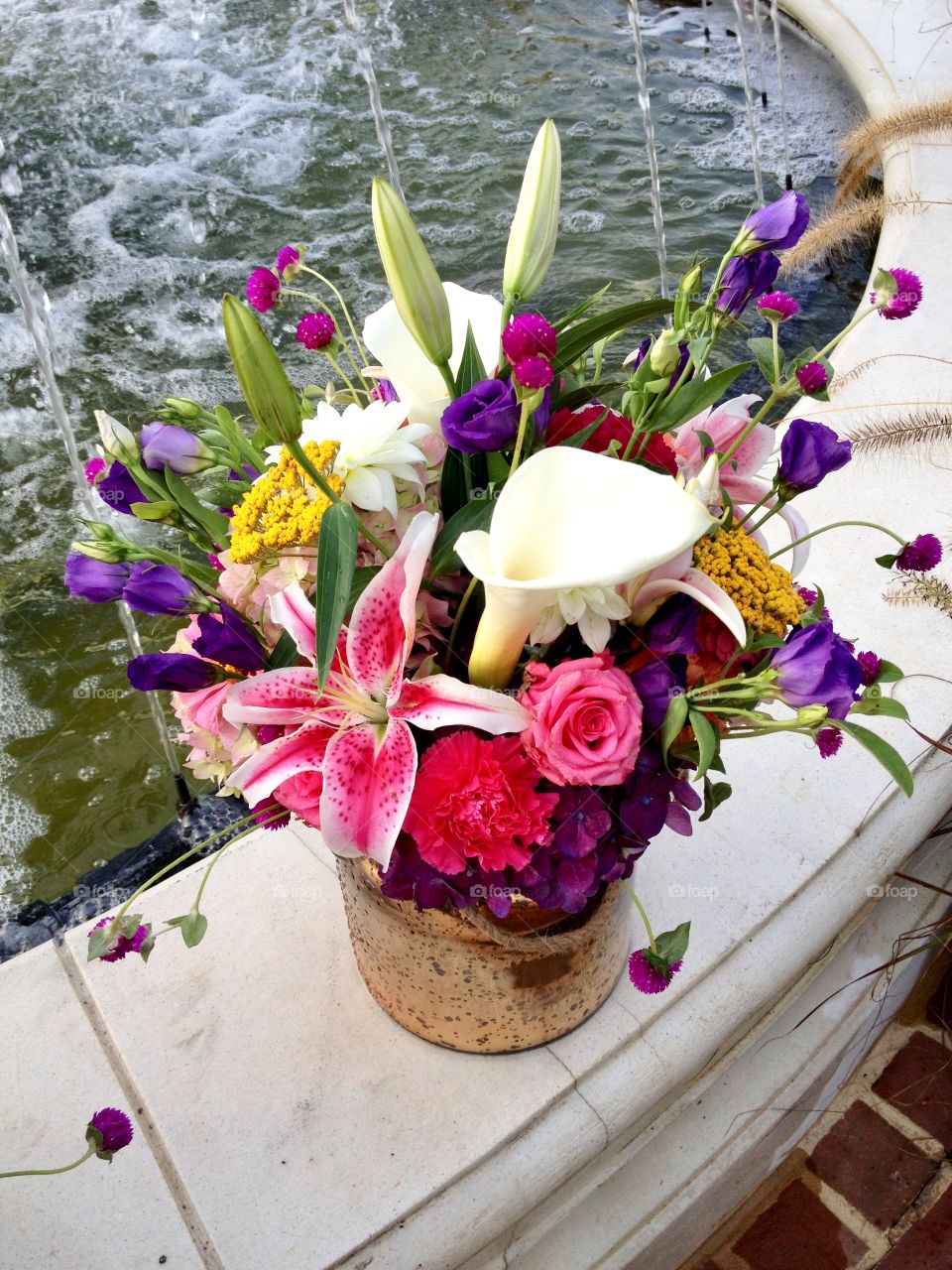Flower arrangement for an outdoor wedding
