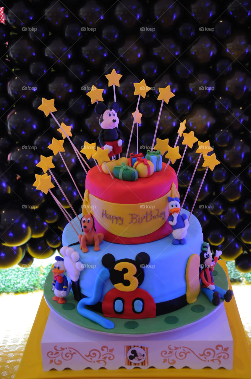 Decorate with inflatable balloons birthday cake.