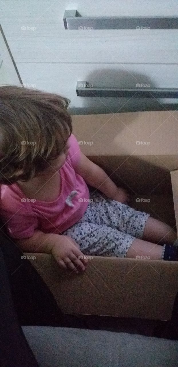 Criança acha que cabe dentro de uma caixinha /Child thinks it fits inside a box
