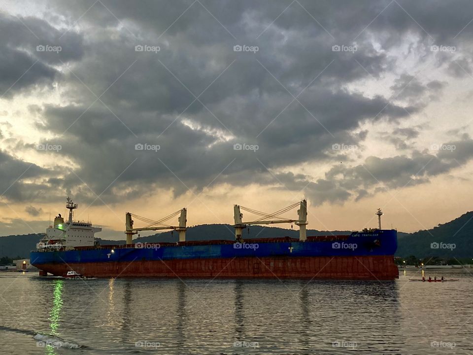 🇺🇸 A ship crossing the channel of the Port of Santos in Brazil. What a beautiful caiçara dawn!  🇧🇷 Um navio atravessando o canal do Porto de Santos, no Brasil. Que belo amanhecer caiçara!