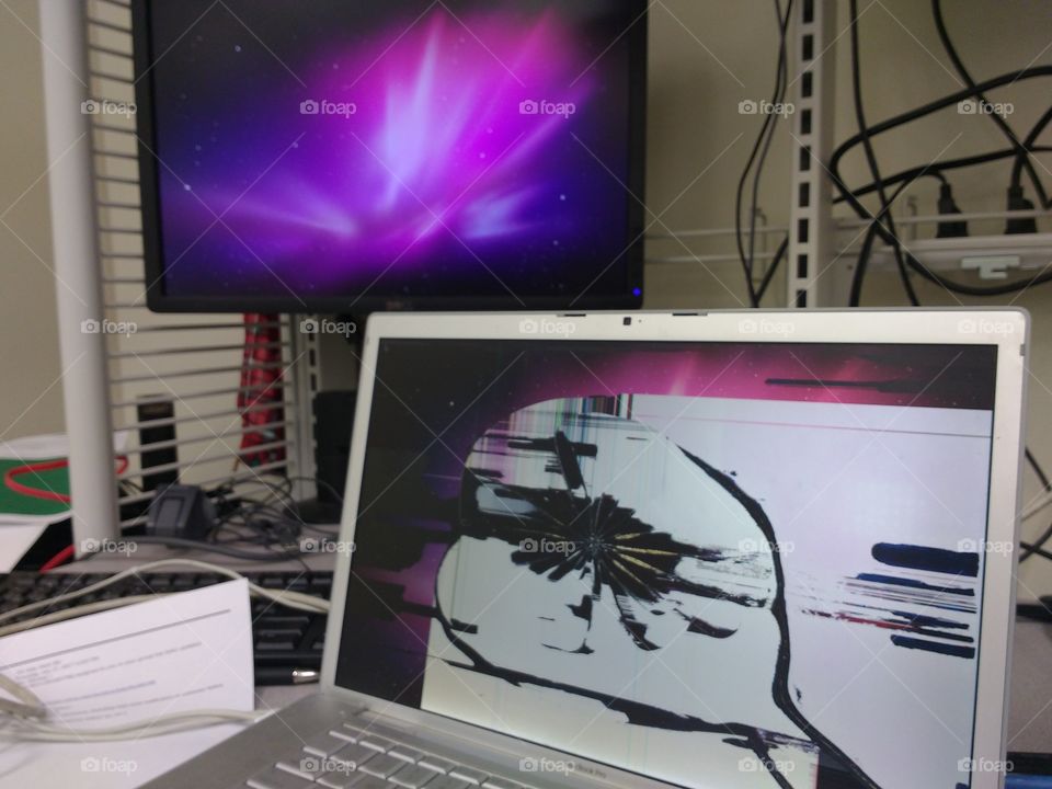 Mac laptop with broken screen. and external monitor.