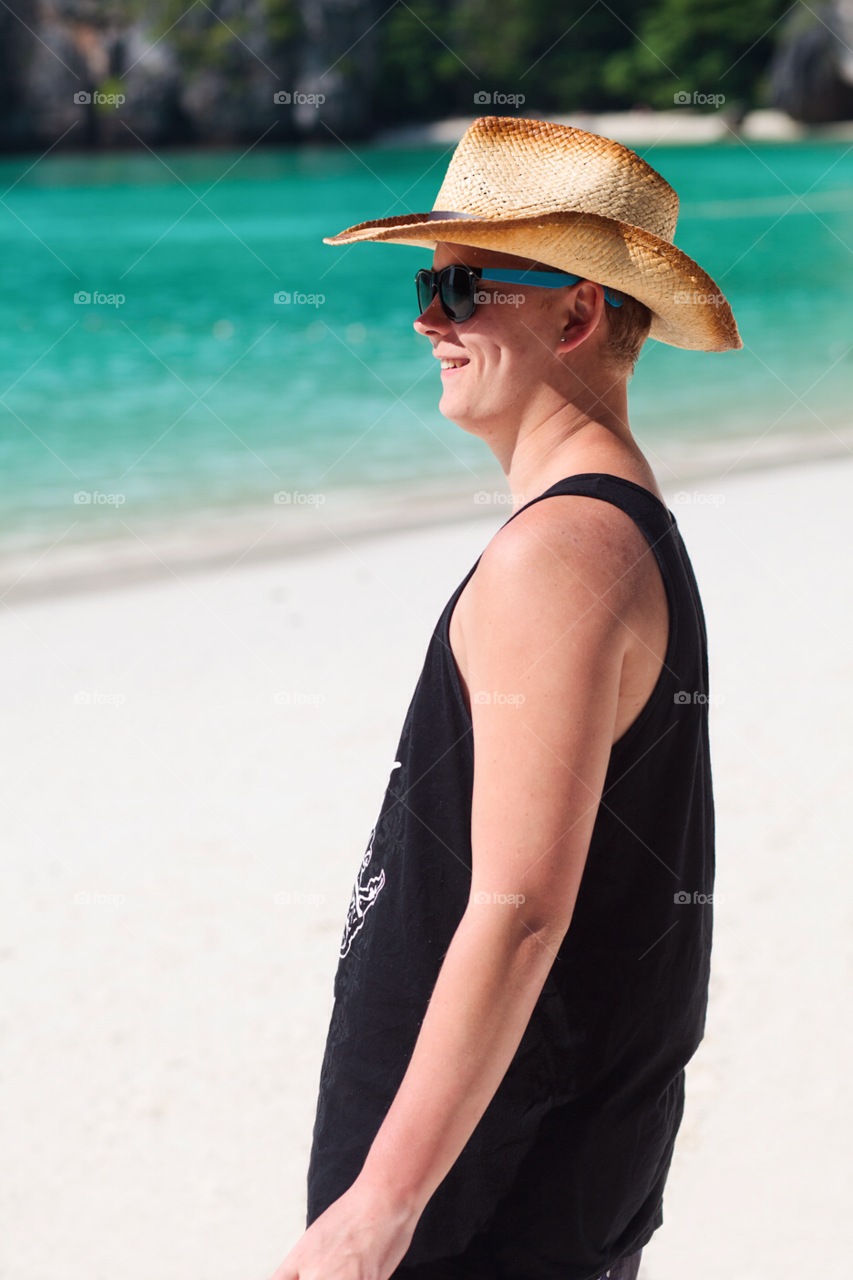 happy sun sunglasses man by comonline