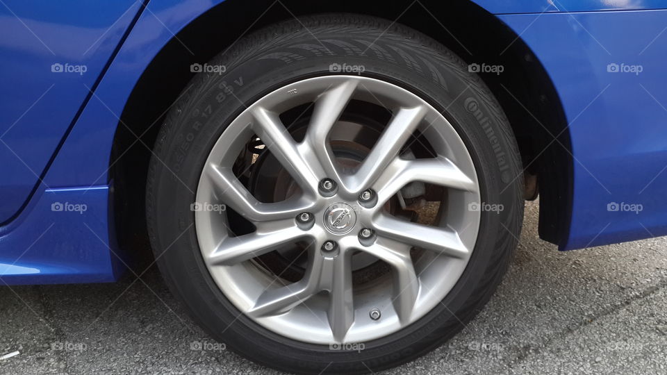 Nissan car blue wheel rims