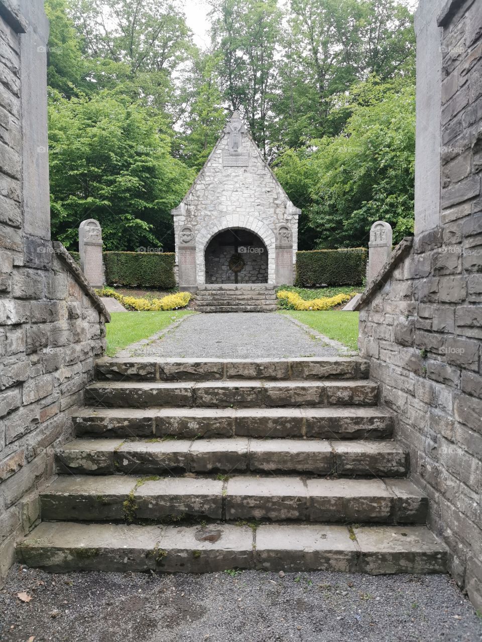 Eingang zu einer kleinen abgelegen Gedenkstätte. An die Gefallen. Mitten im Wald