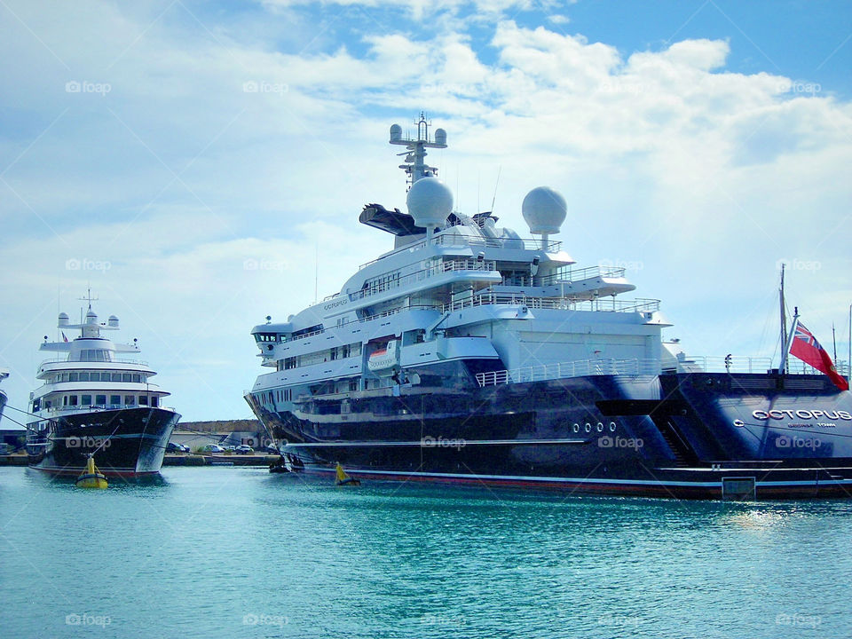 antibes the octopus paul allen yacht 120 m. next to it only 45m by swisstraveler