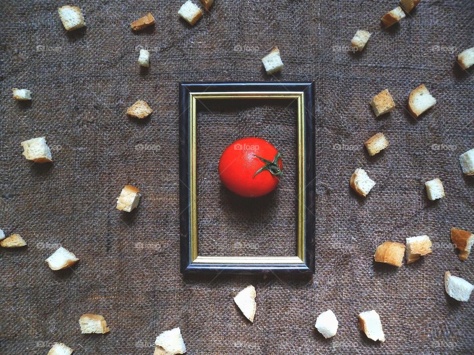 tomato and white crackers