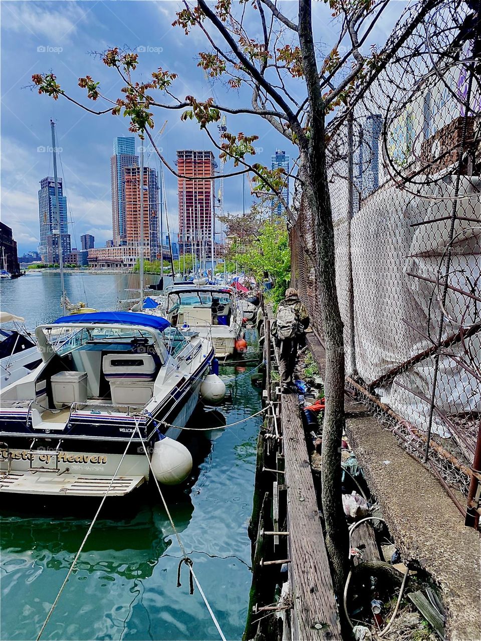 „Newtown Creek“ by the „Pulaski Bridge“ makes for a very idyllic motif indeed with its great variety of boats and also trees and bushes growing along the shoreline. 2023. Hypnotic Productions