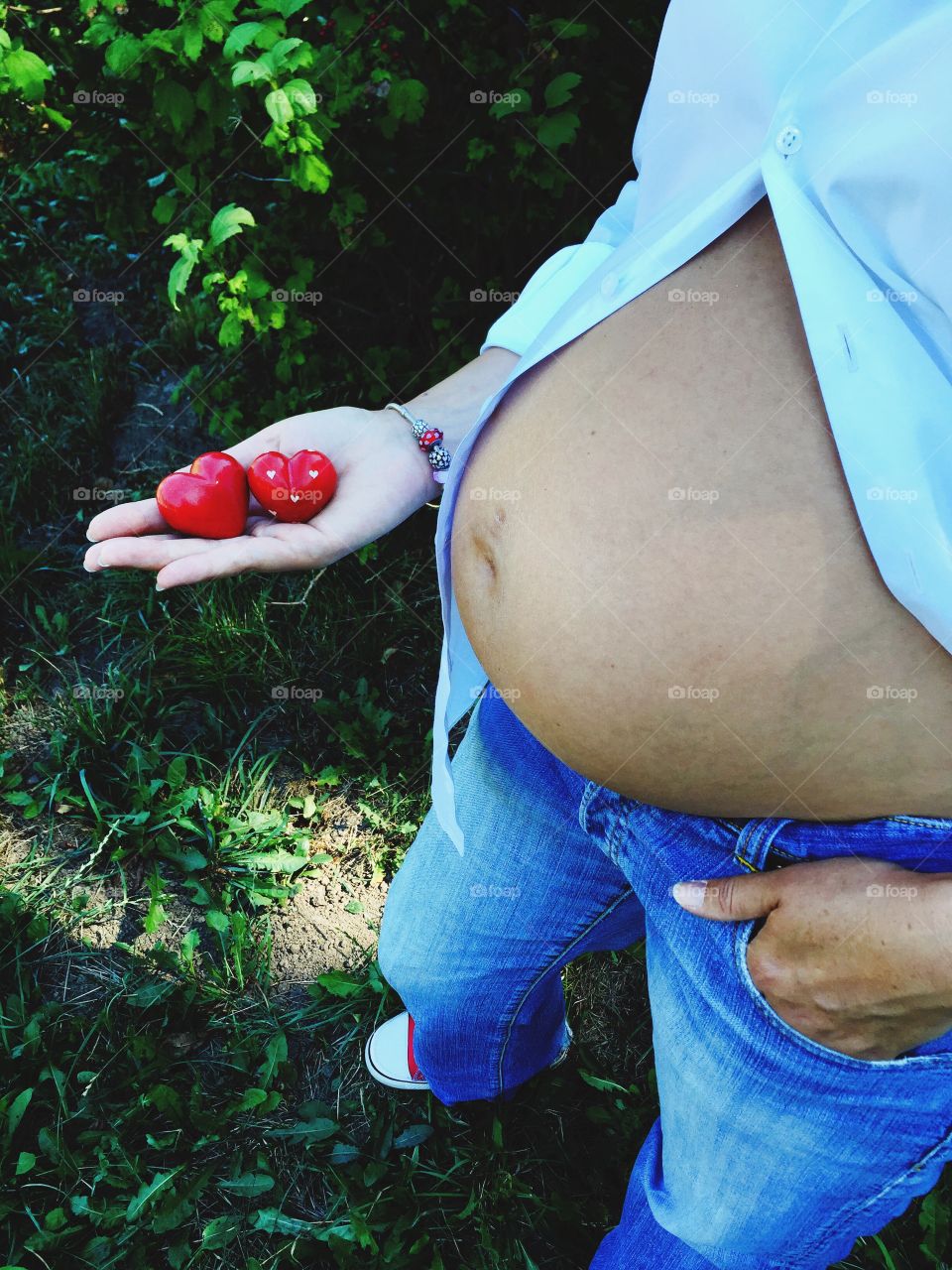 Pregnant women. Pregnant women and red heart
