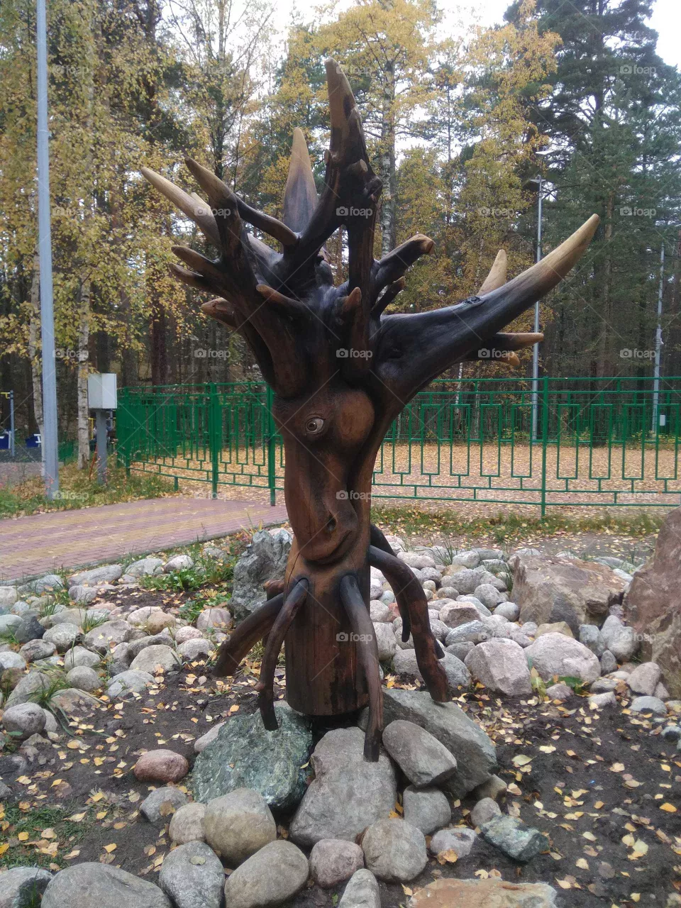 скульптура лося из корней сосны в городском парке