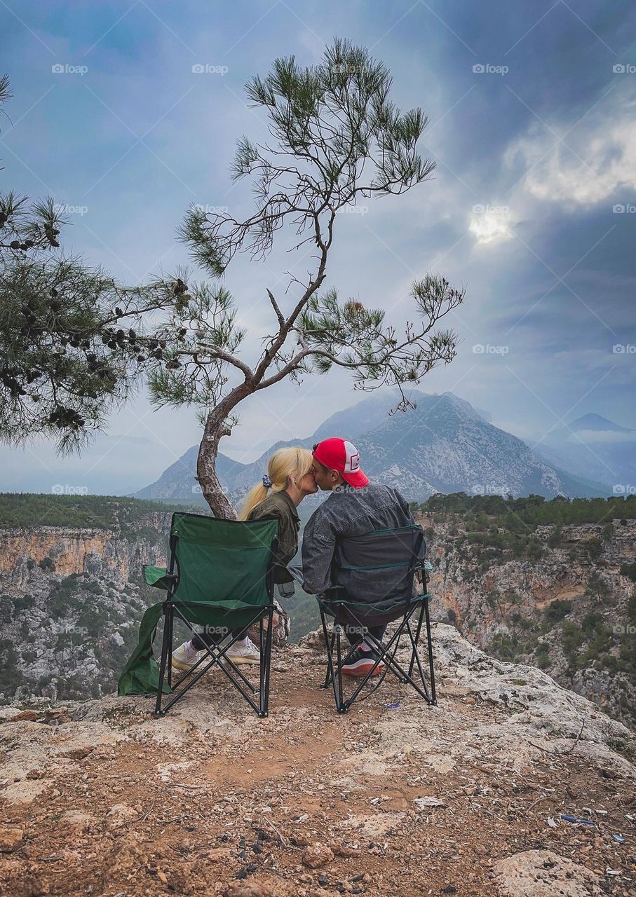 a guy kisses a girl in the mountains of Turkey