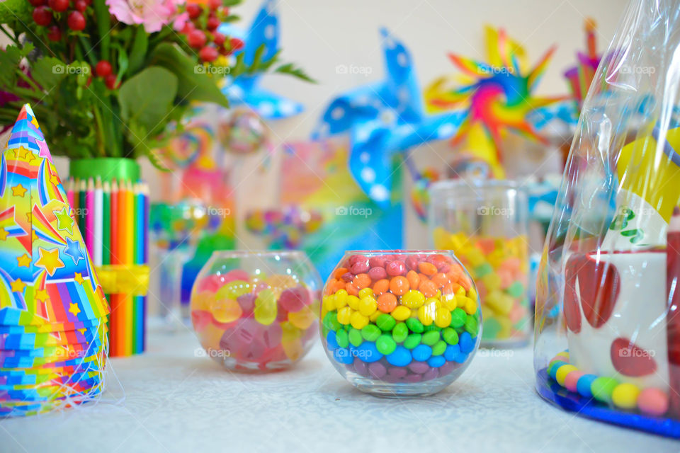разноцветные леденцы в вазах ко дню рождения