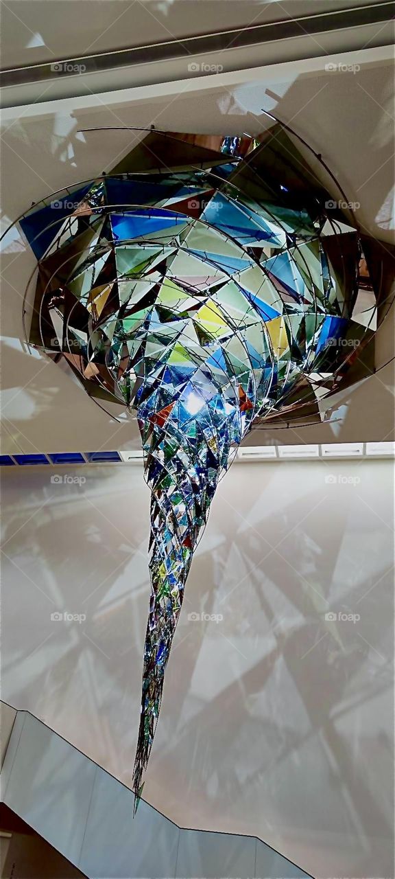 This large diamond cut cone shaped light installation is part of the „Der blaue Reiter“, „The blue Rider“ art exhibit at the „Lenbachhaus“ in the „Luisenstraße“ in „Munich“, „Bavaria“, Germany. 2023. Hypnotic Productions