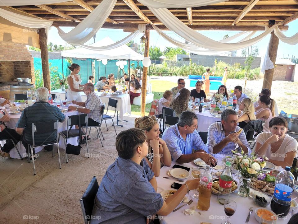 personas en almuerzo familiar