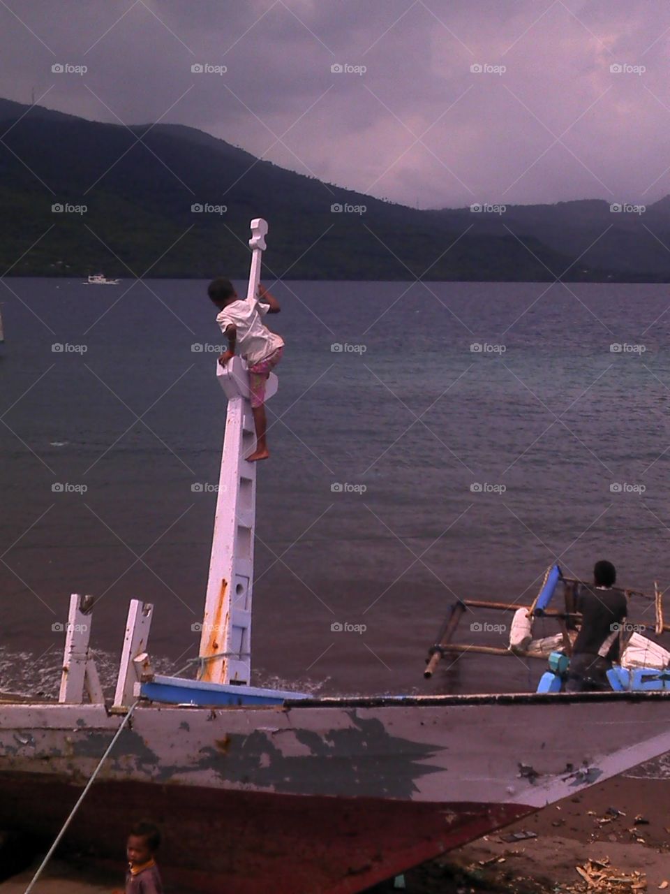 Anak-Anak di Pelabuhan Larantuka