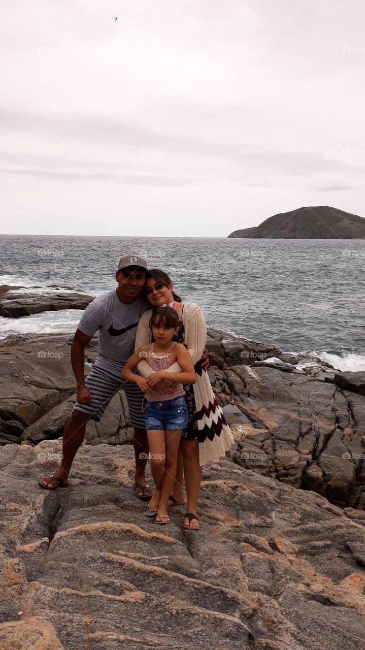 Reunião familiar a beira mar, nas pedras da praia das conchas, Peró, Cabo Frio, Rio de Janeiro, Brasil.