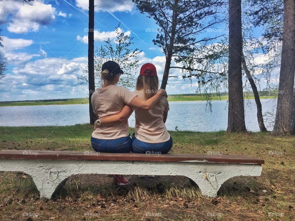 девушки у реки