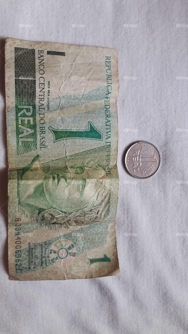cédula de 1 real e moeda de 1 real  do ano 1994 , esses dois dinheiro não estão mais em circulação ,hoje só quem tem a maior parte é colecionadores