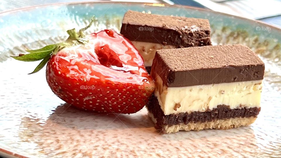 Chocolate brownie with strawberries