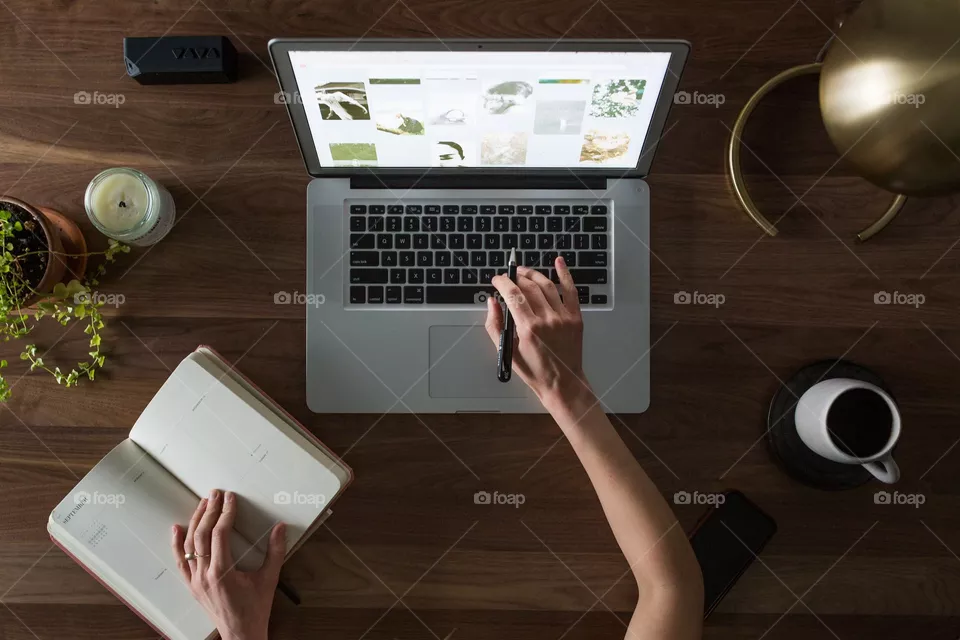 Laptop en el escritorio desde arriba