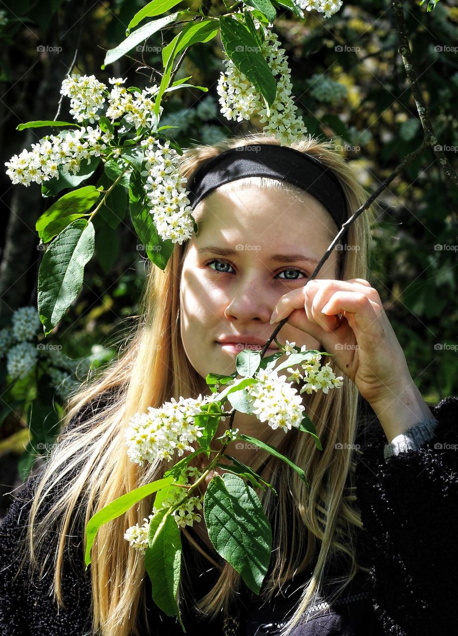 Girl under bird cherry tree🌸