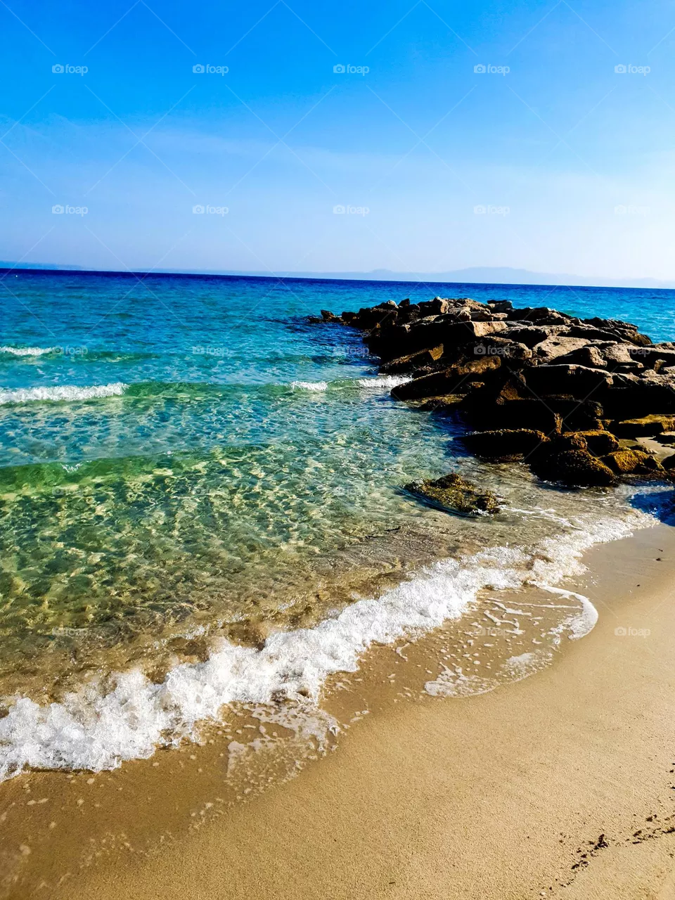 This picture represents a wondarful blue sea and some stones