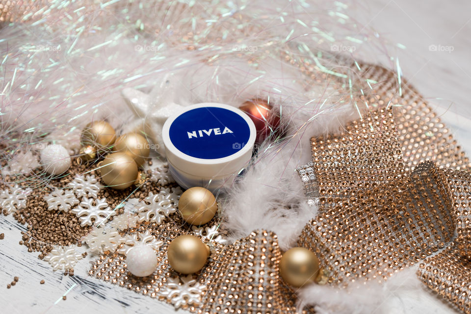 white and gold Christmas with Nivea