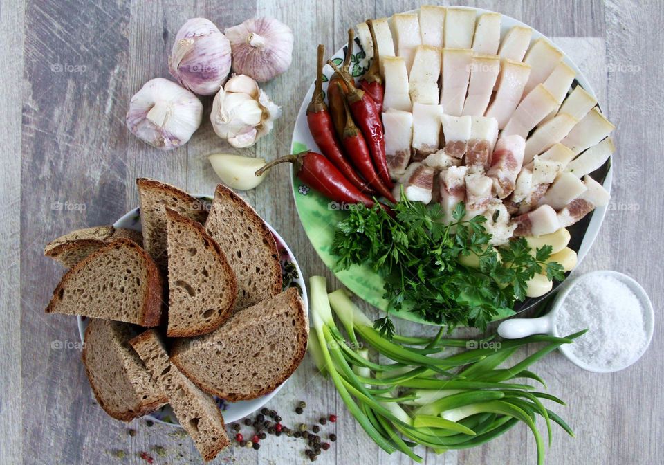 Bread, lard, garlic, chilli peppers and greens.