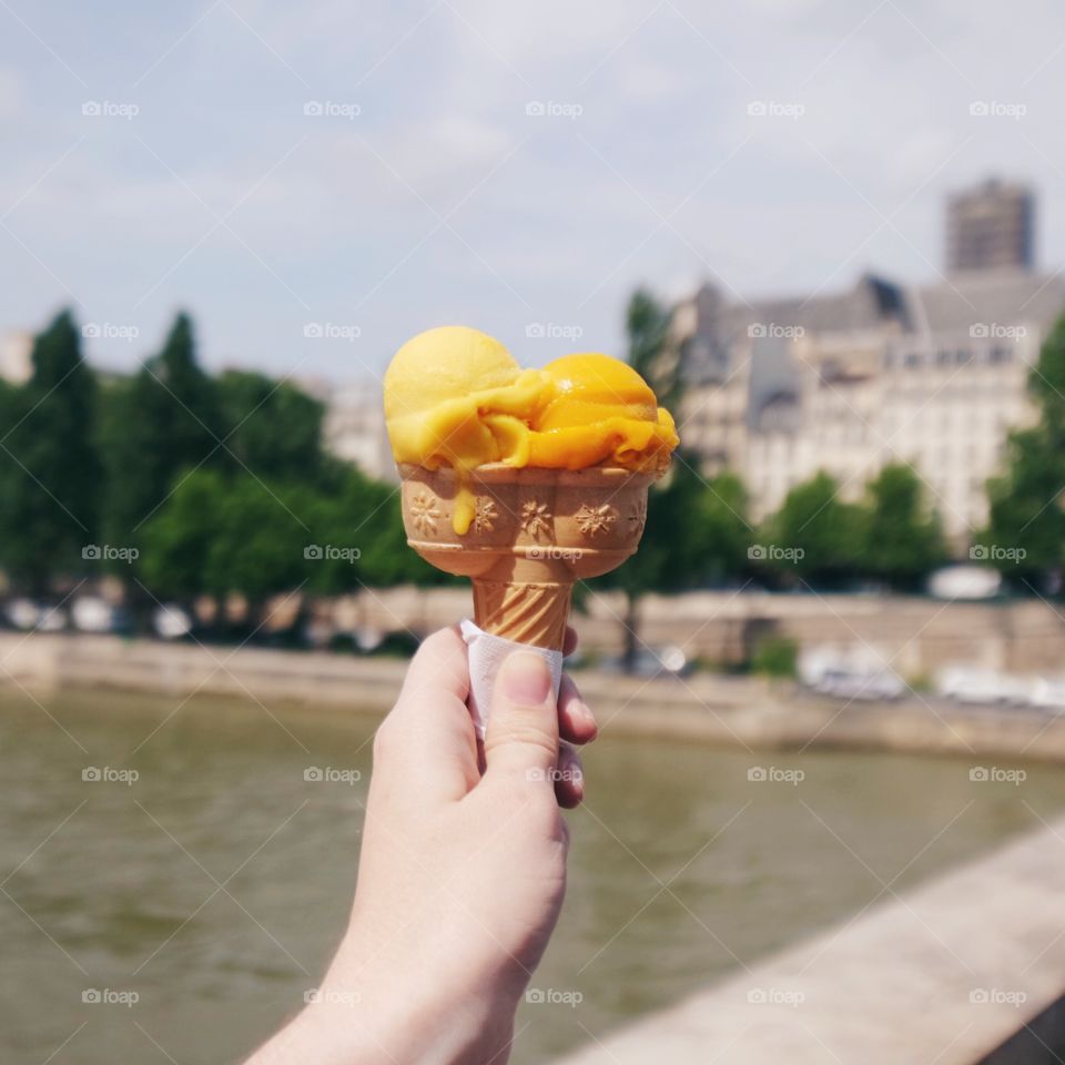 Double scoop, double cone