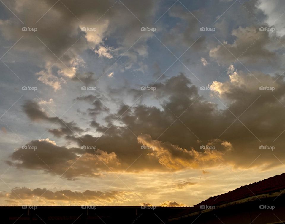 Brazilian Sunset - Às 19h, um lindo céu dourado repousou por aqui. Depois dessa demonstração de beleza, não é que tivemos 5 minutos de chuva?

Um domingo que termina bonito e um pouco mais fresco…