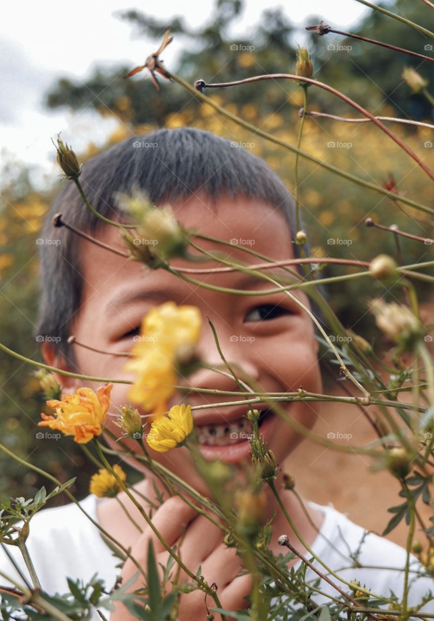 This little boy made my heart skip a beat. The candid capture, the cutie smile, it just melts my heart. ♥
