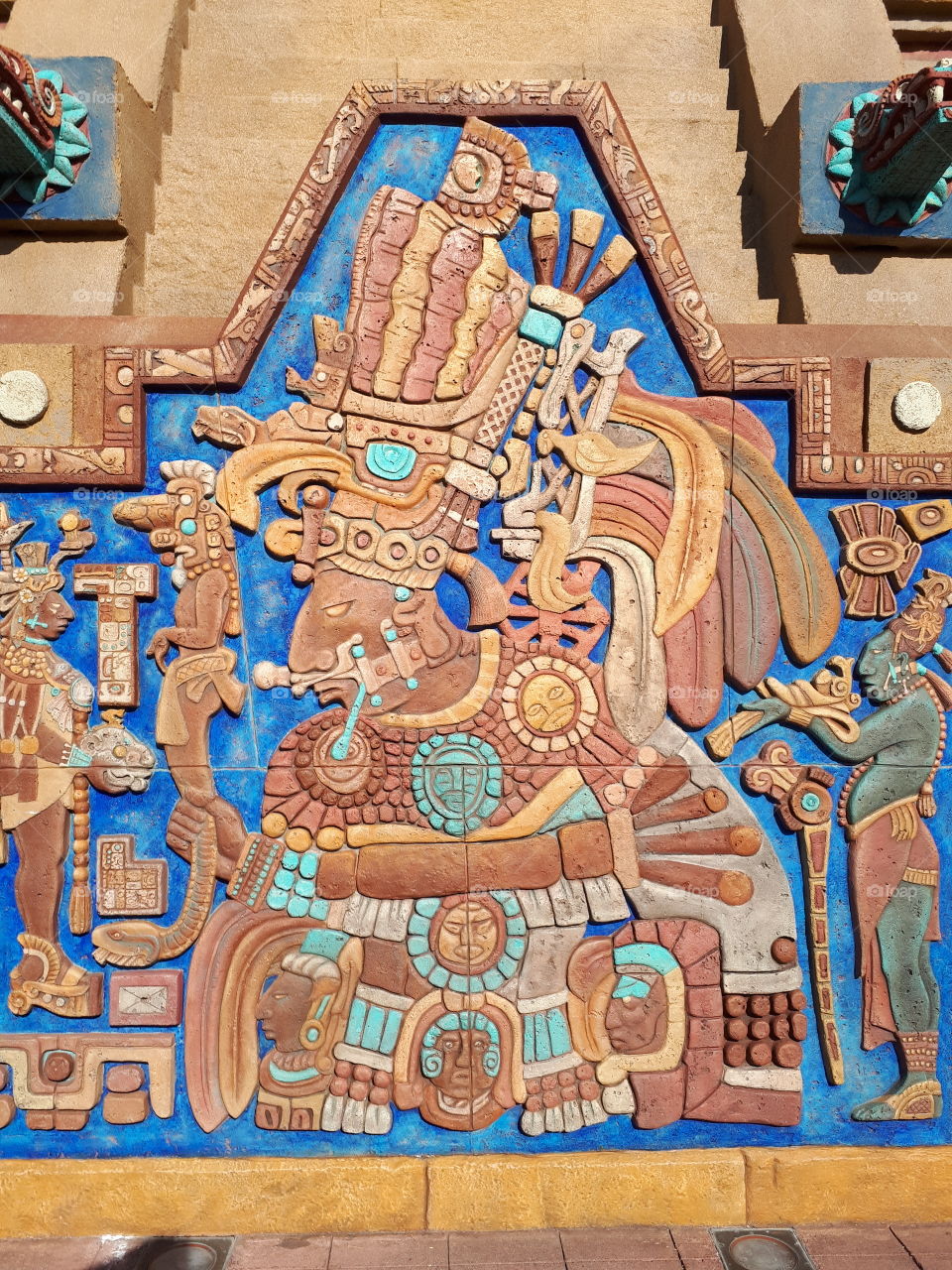 Representação de um pictograma da América-Central (semelhante à cultura Maia, Asteca, etc). Foto tirada de um parque temático representando as cores e cultura dessa região.