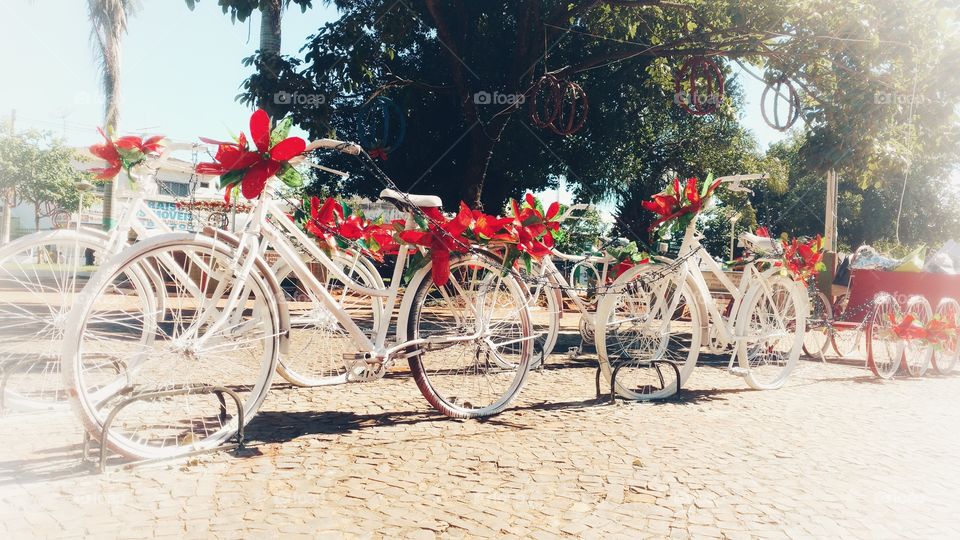 Bicicletas enfeitando comemoração de festividades do Natal na praça da cidade. Fim de ano e Ano Novo.