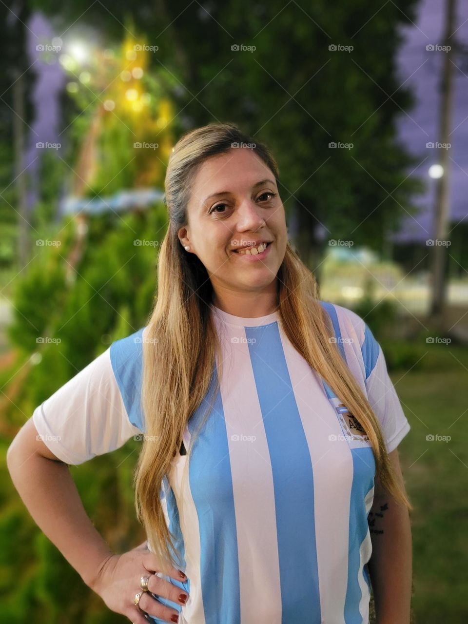 mujer con camiseta deportiva de Argentina