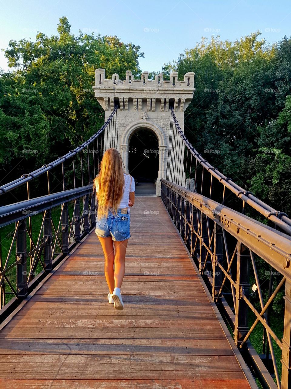 walk on the suspension bridge in Craiova