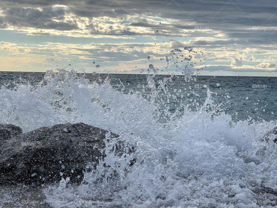 Splashing waves 🌊