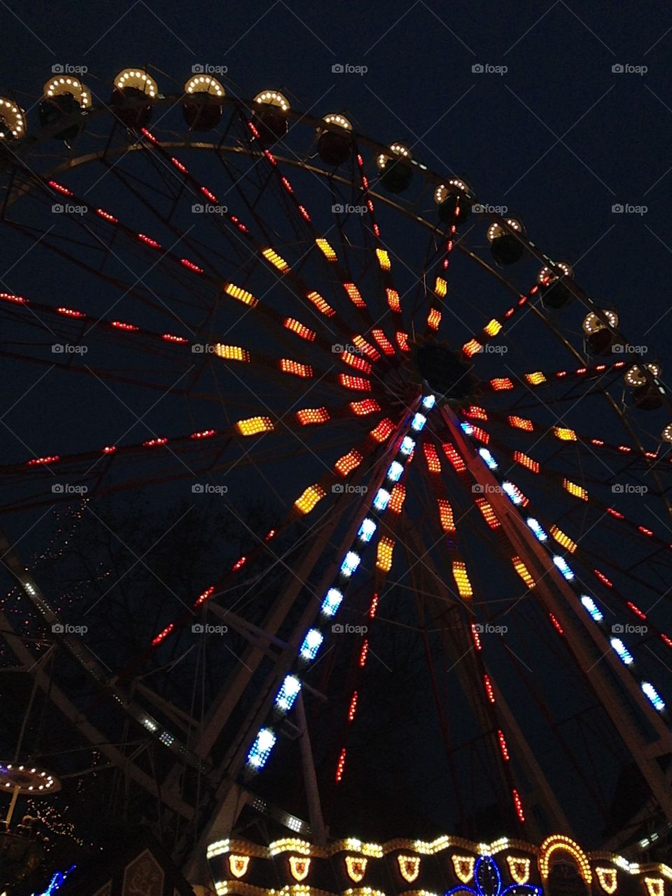 Riesenrad in der Nacht mit Lichtern 