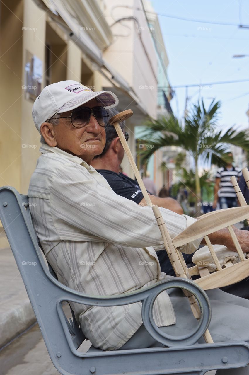 Anciano cubano tomando un descanso de su trabajo. Trabajador de la tercera edad.