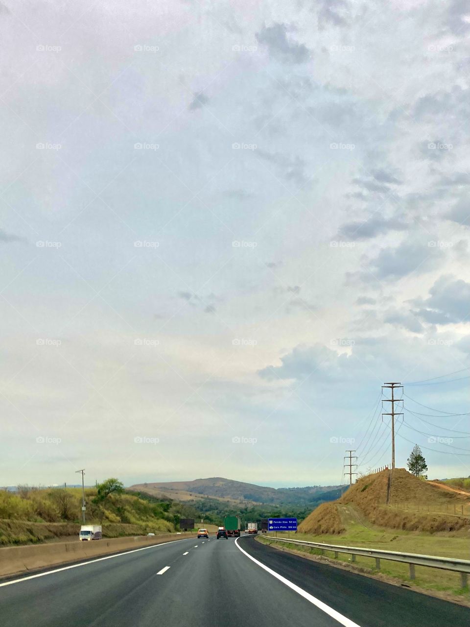 Cadê a chuva que tanto se anunciou por aqui?
No trecho da #Rodovia Dom Pedro entre #Valinhos e #Itatiba, #céu aberto no final de tarde…
📸
#FOTOGRAFIAéNOSSOhobby
#landscapes #inspiration #photografia #mobgrafia #pictureoftheday