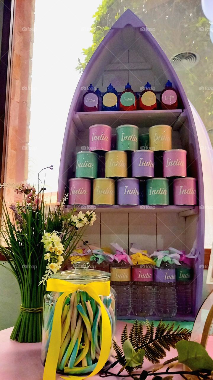 Barca de golosinas colores complementarios