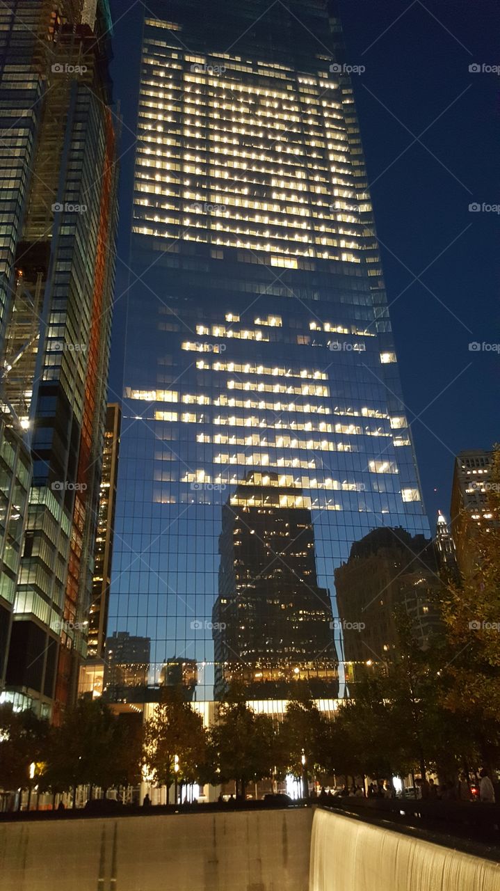NYC отражение многоэтажных домов в зеркальных поверхностях фасадов